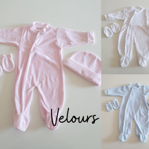 Ensemble naissance en velours personnalisé – Grenouillère, bonnet et moufles