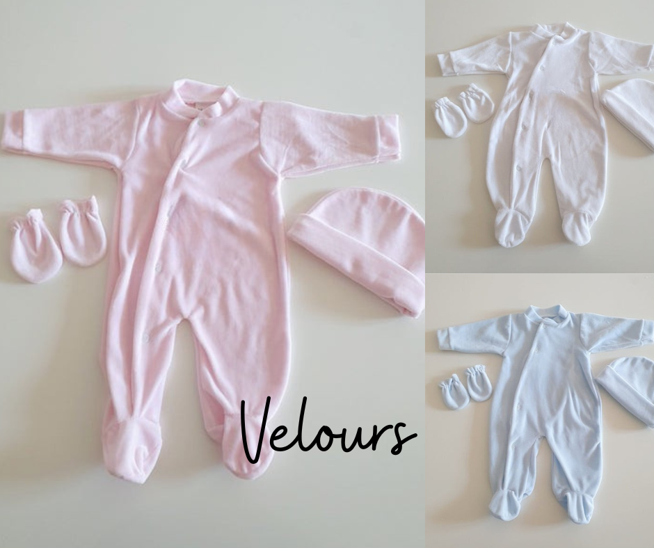 Ensemble naissance en velours personnalisé – Grenouillère, bonnet et moufles